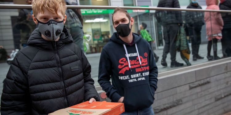 kids queue for free pizza from Papa John’s in Tower Hamlets, London © Jess Hurd/ reportdigital.co.uk