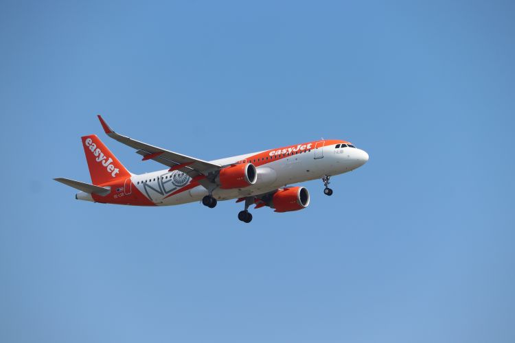 easyjet aircraft taking off