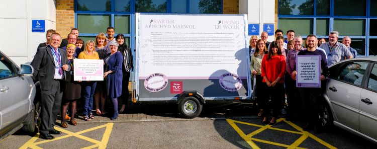 Staff HEIW yn dathlu llofnodi'r Siarter