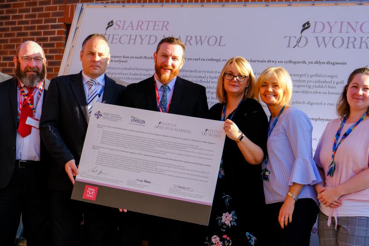 Staff NWSSP ac aelodau undebol yn llofnodi'r Siarter Afiechyd Marwol