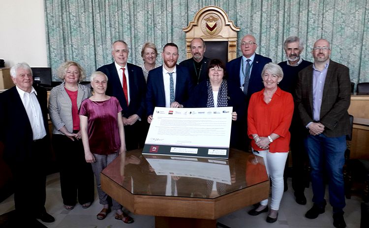 Llofnododd Arweinydd Cyngor Dinas Casnewydd siarter afiechyd marwol Cyngres yr Undebau Llafur.