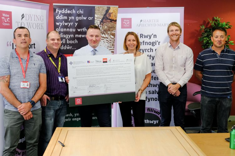 Llofnodi'r Siarter Afiechyd Marwol yn Ymddiriadolaeth GIG Gwasanaeth Ambiwlans Cymru