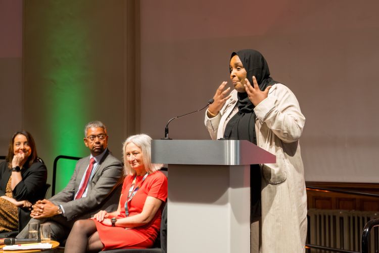 Samia Egeh yn siarad yn nigwyddiad Mis Hanes Pobl Ddu TUC Cymru