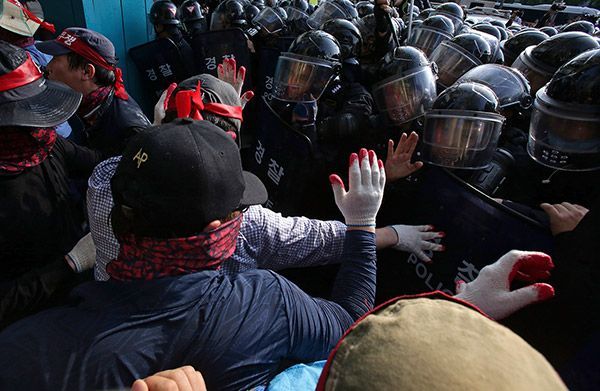Riot police clash with union members attending 2015's May Day rally in Seoul (Photo by Chung Sung-Jun/Getty Images)