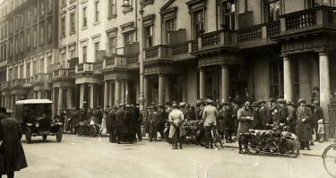 Dispatch riders wait for orders outside the TUC headquarters,1926
