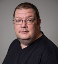 Dyw dynion ddim yn meddwl bod eu hiechyd meddwl yn bwysig – sut gallwn ni newid hynny
