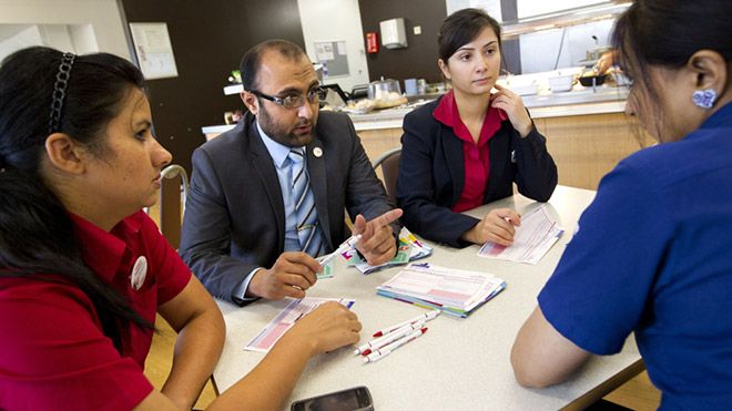 TUC award winning rep Anas Ghaffar talks to his colleagues at Tesco in Slough. Photo: Jess Hurd reportdigital.co.uk